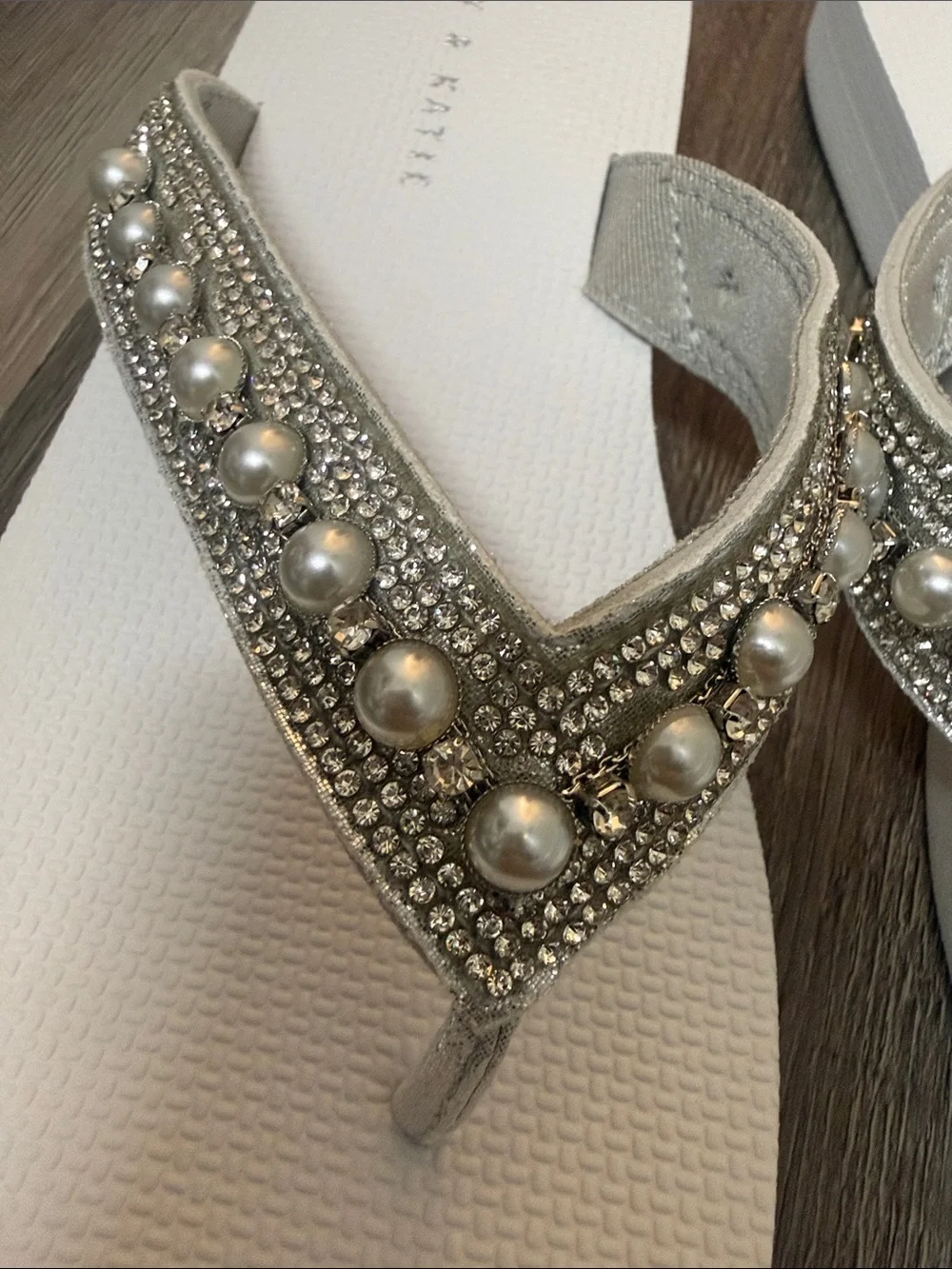 Kelly & Katie Silver Pearl-Trim Flip Flop Sandals 9 Brand New